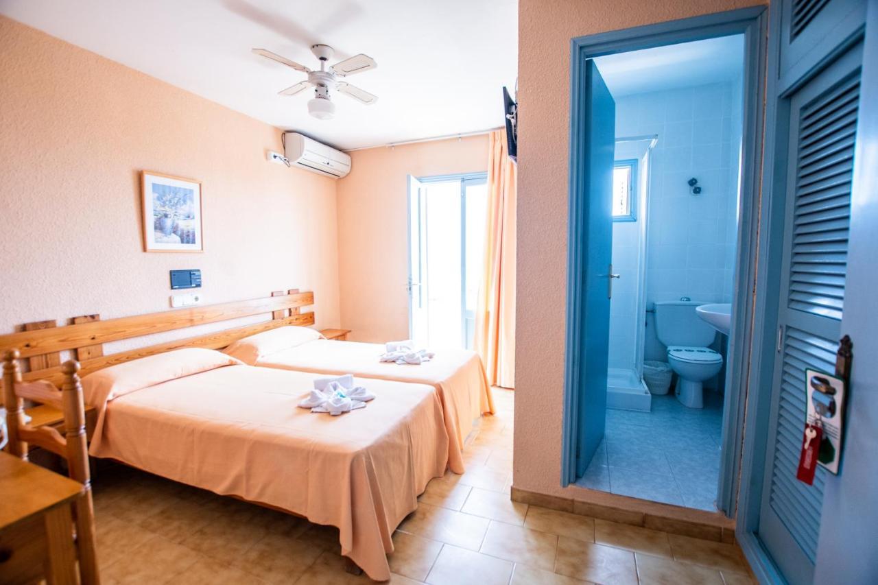 Hostal Santi Es Calo  Bagian luar foto