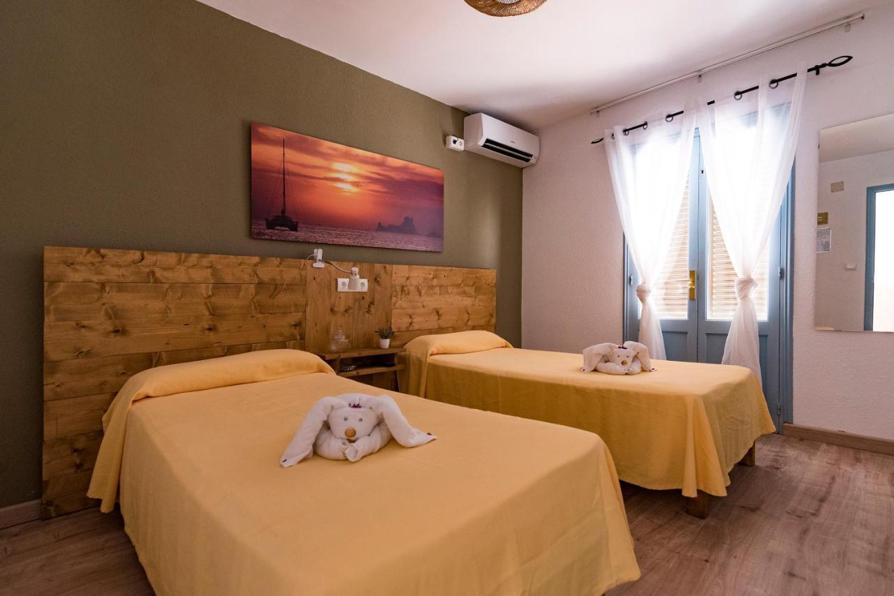 Hostal Santi Es Calo  Bagian luar foto